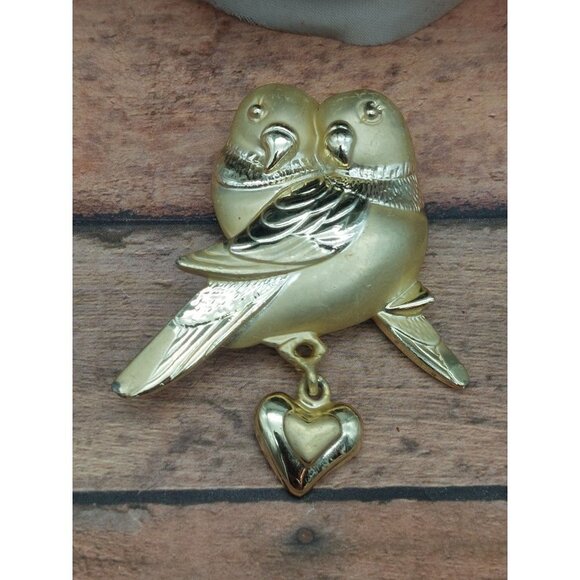 Vintage AJC Brooch Love Birds Brushed Gold Tone Dangle Heart Mid Century Signed - Picture 12 of 15
